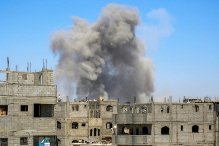 Un panache de fumée s'élève à la suite d'une frappe aérienne israélienne sur un bâtiment à Bureij, dans le centre de la bande de Gaza, le 25 juin 2025 ( AFP / Eyad BABA )