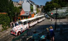 Un petit train routier touristique dans les rues de Montmartre, le 5 août 2025 à Paris ( AFP / Dimitar DILKOFF )