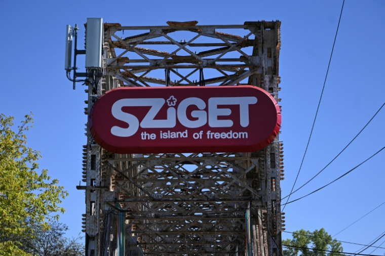 Panneau de l'entrée principale du festival de Sziget à Budapest le 13 août 2026  ( AFP / Attila KISBENEDEK )