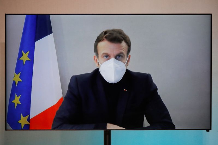 JEUNE, EN FORME ET NON FUMEUR : MACRON DEVRAIT SURMONTER LA MALADIE SANS ENCOMBRE