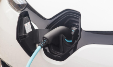 La recharge électrique est trois fois moins coûteuse que le plein de carburant fossile. Illustration.  (Hans Rohmann / Pixabay)
