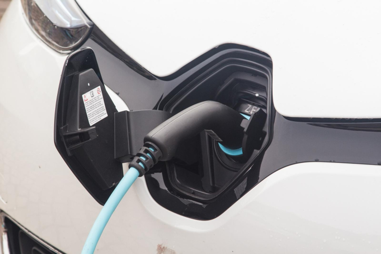La recharge électrique est trois fois moins coûteuse que le plein de carburant fossile. Illustration.  (Hans Rohmann / Pixabay)