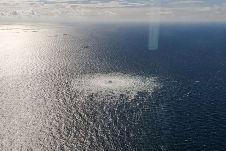 Photo d'archives de la fuite de gaz du gazoduc Nord Stream 2 vue depuis l'intercepteur F-16 danois sur Bornholm