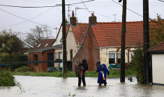 Des habitants de Doulac, près de Saint-Omer, dans le Pas-de-Calais (illustration) ( POOL / Aurelien Morissard )