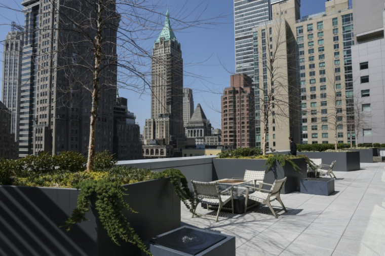 Le toit-terrasse d'un immeuble de bureaux converti en apparements de luxe à New York, le 10 avril 2026 ( AFP / ANGELA WEISS )