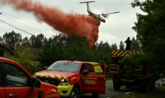 Un avion Dash 8 Q400 MR largue du retardant pour éviter des sautes de feu dans la forêt des Landes, près de Luglon, le 15 août 2026 ( AFP / Gaizka IROZ )