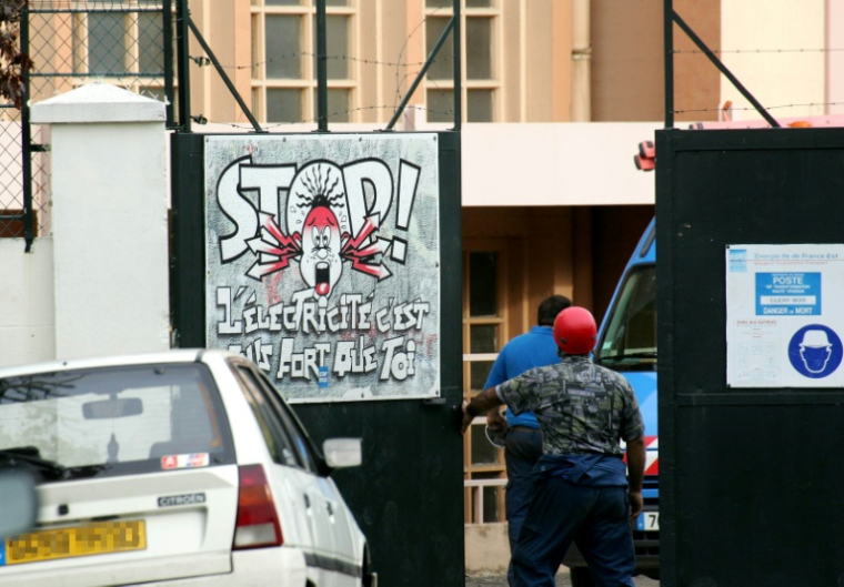 Des employés d'EDF quittent l'enceinte du transformateur EDF de Clichy-sous-Bois, le 28 octobre 2005 en Seine-Saint-Denis, où deux mineurs sont morts par électrocution dans la nuit en tentant d'échapper à la police ( AFP / Thomas COEX )
