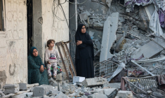 Des femmes et un enfant au milieu des décombres d'une maison détruite lors d'une frappe israélienne nocturne à Gaza, le 29 octobre 2025 ( AFP / Omar AL-QATTAA )