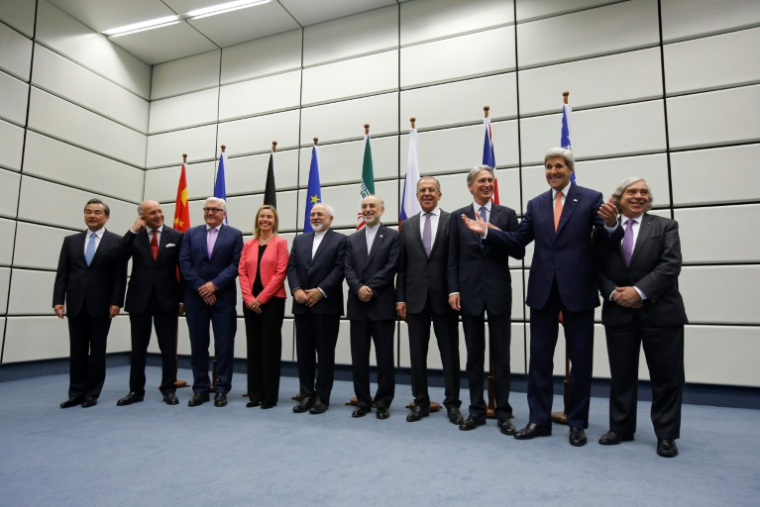 Les ministres des Affaires étrangères chinois, français, allemand, russe, britannique et américain posent pour une photo de groupe après la signature d'un accord historique sur le nucléaire, le 14 juillet 2015 à Vienne ( POOL / CARLOS BARRIA )