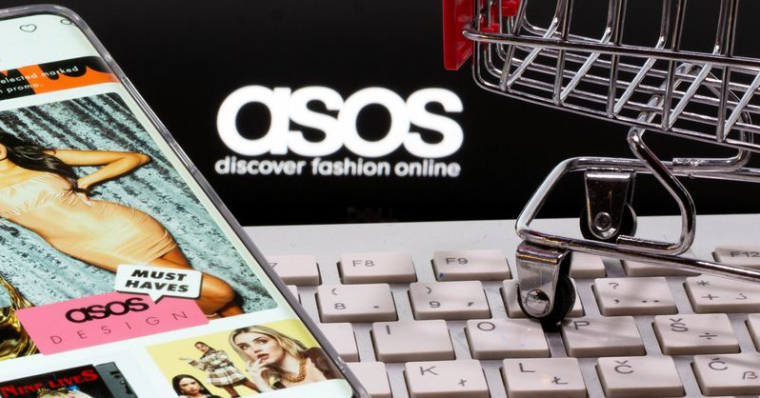 ASOS AVERTIT SUR SON BÉNÉFICE ANNUEL, NOMME UN NOUVEAU DIRECTEUR GÉNÉRAL