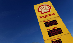 Un logo de la multinationale britannique du pétrole et du gaz, Shell, est affiché à Sint-Pieters-Leeuw