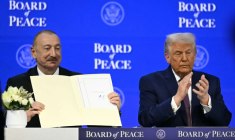 Le président de l'Azerbaïdjan Ilham Aliyev (à gauche) et son homologue américain Donald Trump, le 22 janvier 2026 à Davos (Suisse) ( AFP / Fabrice COFFRINI )