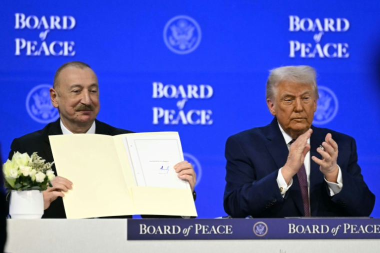 Le président de l'Azerbaïdjan Ilham Aliyev (à gauche) et son homologue américain Donald Trump, le 22 janvier 2026 à Davos (Suisse) ( AFP / Fabrice COFFRINI )