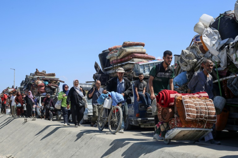 Des Palestiniens déplacés sur une route à Nousseirat, dans le centre de la bande de Gaza, fuient la ville de Gaza, le 19 septembre 2025 ( AFP / Eyad BABA )