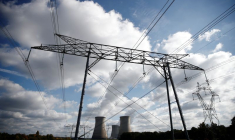 Photo d'archives des lignes électriques et la centrale nucléaire d'EDF à Dampierre-en-Burly, France