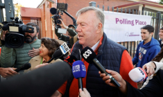 Le candidat du parti One Nation, David Farley, s’adresse aux médias dans un bureau de vote lors de l’élection partielle de Farrer à Albury en Australie le 9 mai 2026 ( AFP / Hilary WARDAUGH )