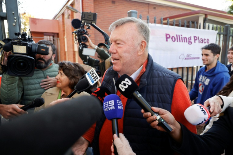 Le candidat du parti One Nation, David Farley, s’adresse aux médias dans un bureau de vote lors de l’élection partielle de Farrer à Albury en Australie le 9 mai 2026 ( AFP / Hilary WARDAUGH )