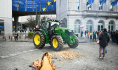 Un tracteur est stationné devant le Parlement européen, le 18 décembre 2025 à Bruxelles ( AFP / NICOLAS TUCAT )