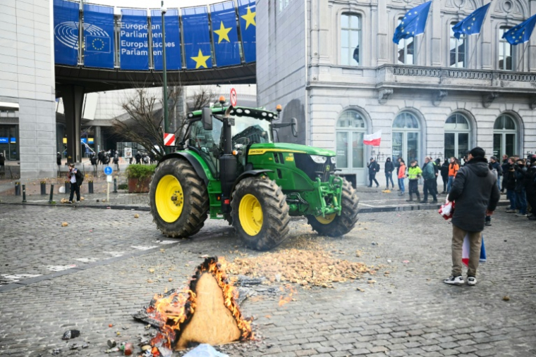 Un tracteur est stationné devant le Parlement européen, le 18 décembre 2025 à Bruxelles ( AFP / NICOLAS TUCAT )