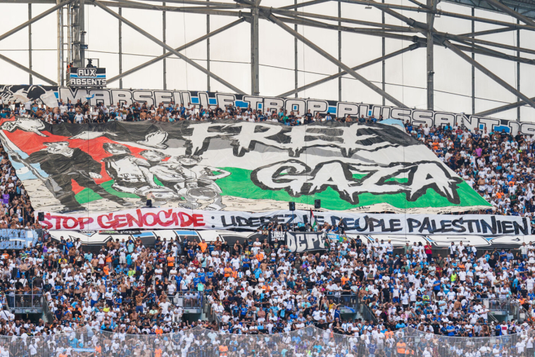 Une bâche en soutien au peuple palestinien déployée au Vélodrome