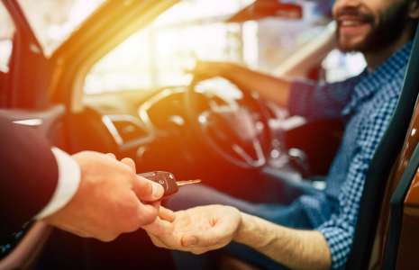 Il existe des astuces pour louer moins cher une voiture pour le week-end ou les vacances. ( crédit photo : Shutterstock )