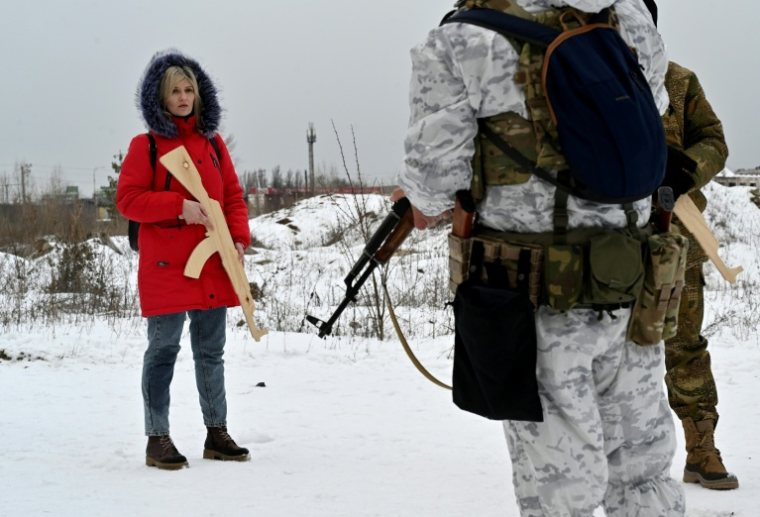 Un instructeur militaire enseigne le maniement des armes à des civils, le 6 février 2022 à Kiev, en Ukraine ( AFP / Sergei SUPINSKY )