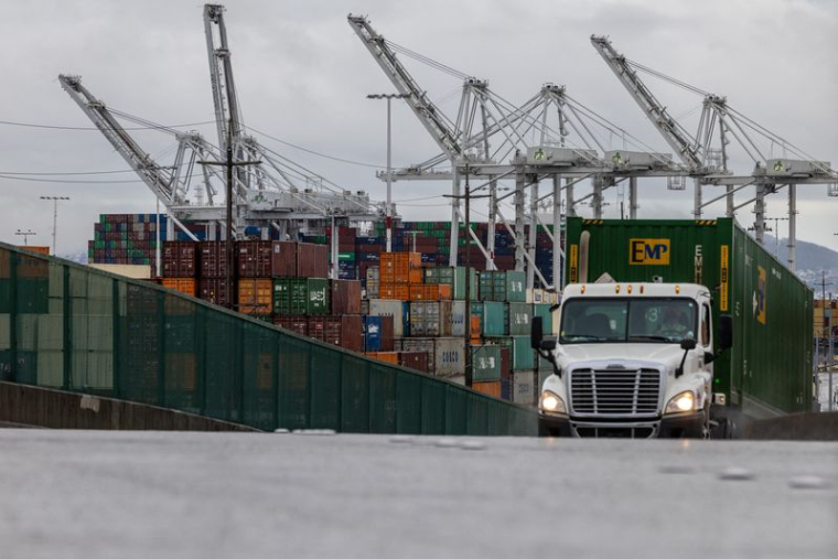 Des conteneurs d'expédition sont visibles au port d'Oakland, Californie
