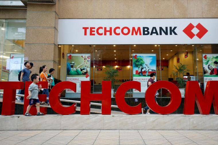 PHOTO D'ARCHIVES : Des passants devant le siège de Techcombank à Hanoï