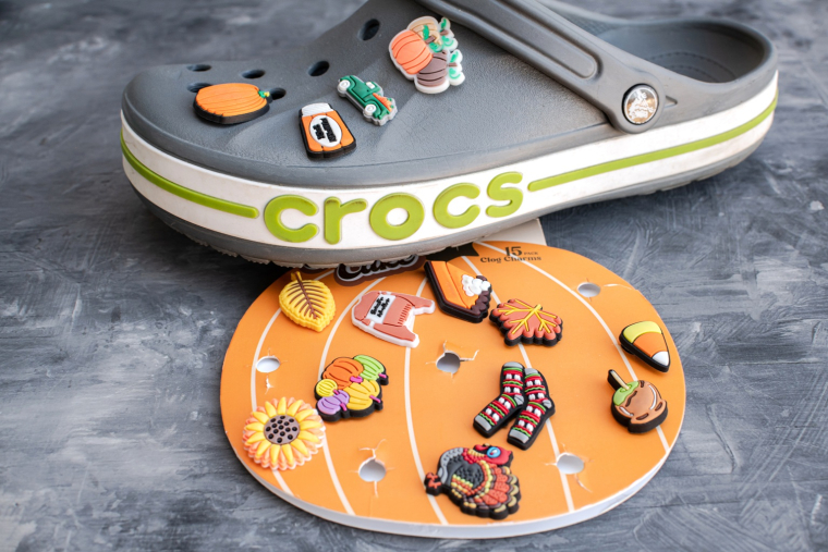 Les Crocs: Beaux comme la rencontre d’un sabot suédois et d’un fast-food? (crédit: Adobe Stock)