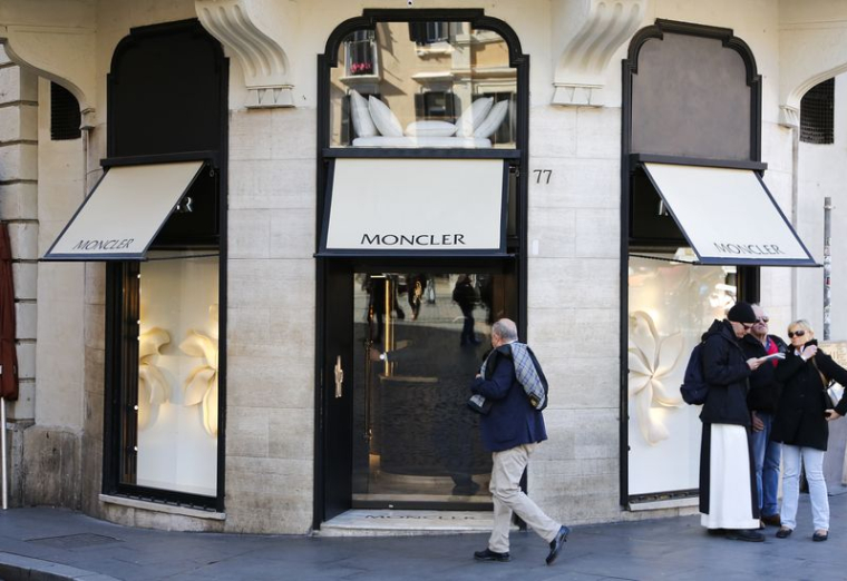 Des personnes passent devant un magasin Moncler dans le centre de Rome