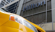 Panneau de signalisation sur un hôtel Hilton à Manhattan, New York City