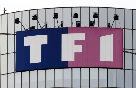 Le logo de la chaîne de télévision française TF1 au siège de Paris