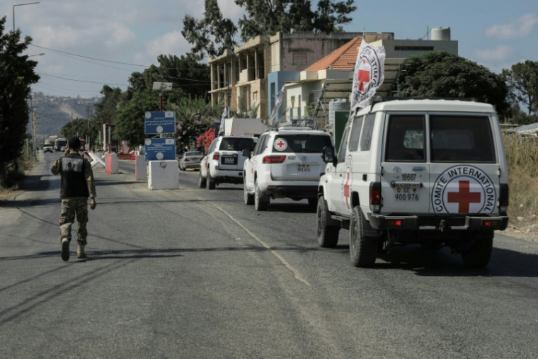 Un convoi de la Croix-Rouge circule sur une route dans le sud du Liban près de al-Mansouri le 4 septembre 2026 afin de ramener des prisonniers libérés par Israël ( AFP / Kawnat HAJU )