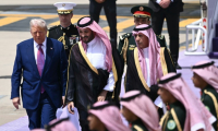 Le prince héritier saoudien Mohammed ben Salmane (c) accueille le président américain Donald Trump à son arrivée à Ryad, le 13 mai 2025 ( AFP / Brendan SMIALOWSKI )