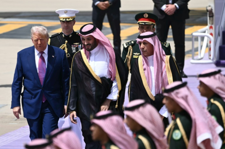 Le prince héritier saoudien Mohammed ben Salmane (c) accueille le président américain Donald Trump à son arrivée à Ryad, le 13 mai 2025 ( AFP / Brendan SMIALOWSKI )