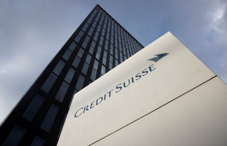 Le logo du Credit Suisse devant un immeuble à Zurich, Suisse