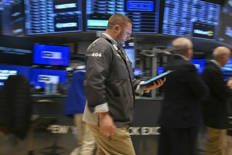 Un opérateur à la Bourse de New York, le 21 avril 2025. ( AFP / ANGELA WEISS )