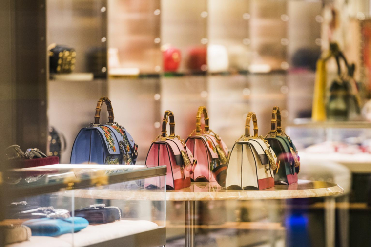 De plus en plus de marques, y compris de luxe, créent leur plateforme de seconde main. ( crédit photo : Shutterstock )