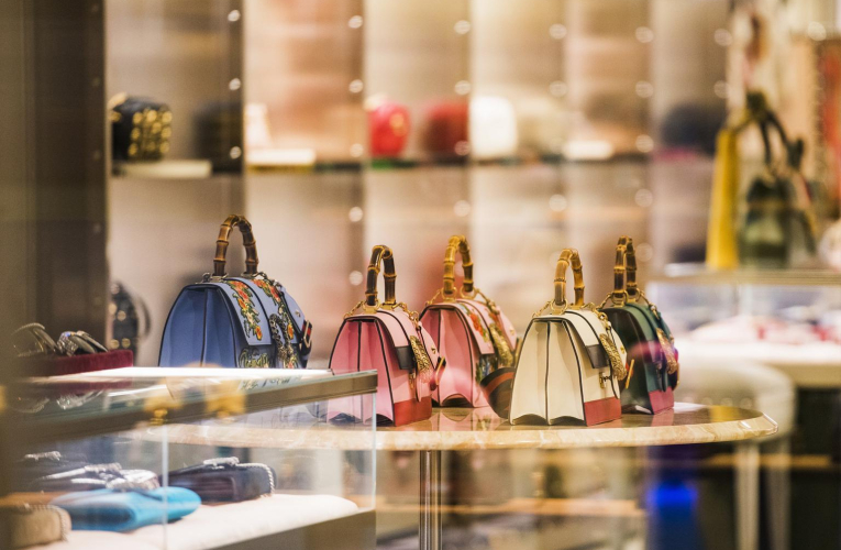 De plus en plus de marques, y compris de luxe, créent leur plateforme de seconde main. ( crédit photo : Shutterstock )