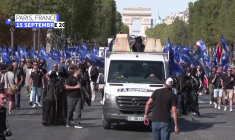 Les policiers manifestent à Paris pour réclamer plus de moyens