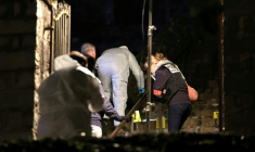 Des policiers sur les lieux où l'ancien leader nationaliste corse Alain Orsoni a été abattu lors des funérailles de sa mère, à Vero, le 12 janvier 2026 en Corse ( AFP / Pascal POCHARD-CASABIANCA )