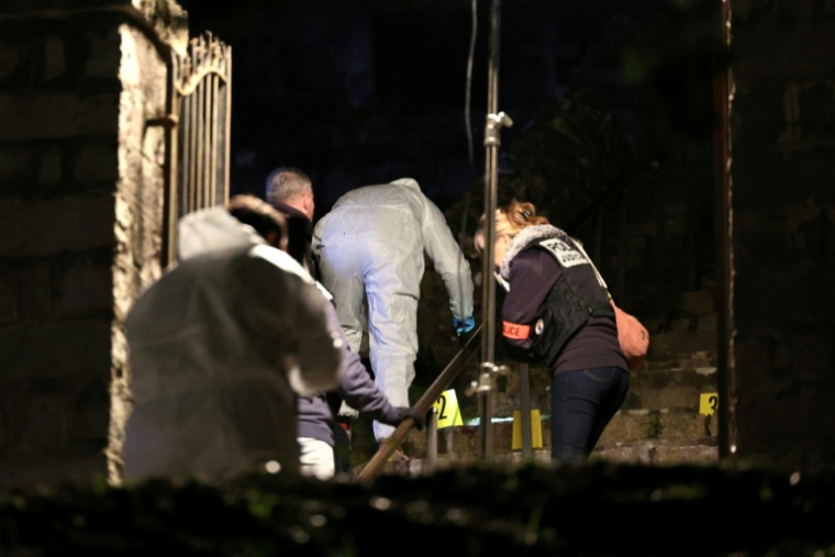 Des policiers sur les lieux où l'ancien leader nationaliste corse Alain Orsoni a été abattu lors des funérailles de sa mère, à Vero, le 12 janvier 2026 en Corse ( AFP / Pascal POCHARD-CASABIANCA )