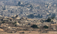 Une photo prise depuis le sud d'Israël montre des véhicules militaires israéliens et les destructions dans la bande de Gaza voisine, le 6 juillet 2025 ( AFP / Maya Levin )