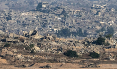 Une photo prise depuis le sud d'Israël montre des véhicules militaires israéliens et les destructions dans la bande de Gaza voisine, le 6 juillet 2025 ( AFP / Maya Levin )