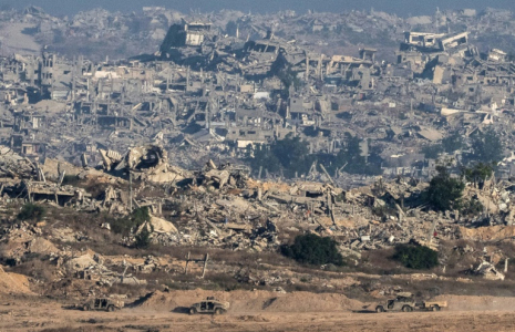 Une photo prise depuis le sud d'Israël montre des véhicules militaires israéliens et les destructions dans la bande de Gaza voisine, le 6 juillet 2025 ( AFP / Maya Levin )