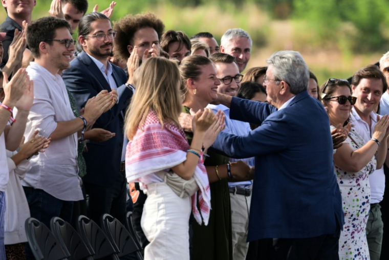 Le leader de La France Insoumise (LFI), Jean-Luc Mélenchon, après avoir pris la parole lors des conférences d'été du parti « Universités d'été » du parti à Châteauneuf-sur-Isère, dans le sud-est de la France, le 22 août 2025 ( AFP / JEAN-PHILIPPE KSIAZEK )