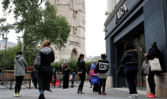 Des clients attendent devant un magasin à Paris
