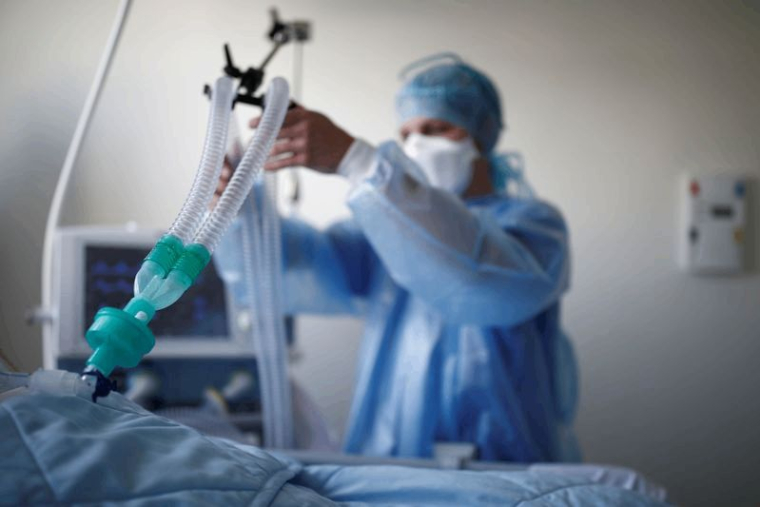 CORONAVIRUS: LE GOUVERNEMENT DÉFEND SA STRATÉGIE SUR LES RESPIRATEURS