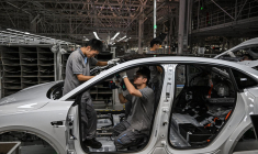 Des employés travaillent sur une chaîne de production de véhicules électriques dans une usine du constructeur chinois Nio à Hefei, dans la province chinoise de l'Anhui, le 24 septembre 2025. ( AFP / JADE GAO )