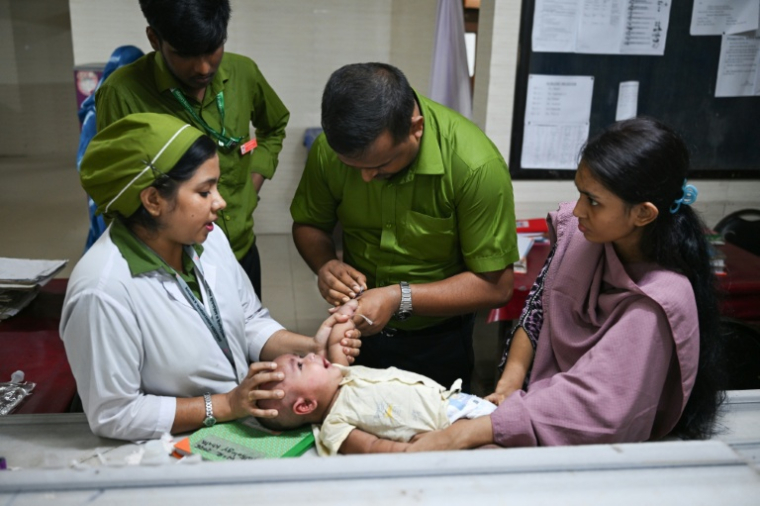 Un enfant reçoit un traitement contre la rougeole à l'hôpital Shishu, le 4 septembre 2026 à Dacca, au Bangladesh ( AFP / Salahuddin Ahmed )